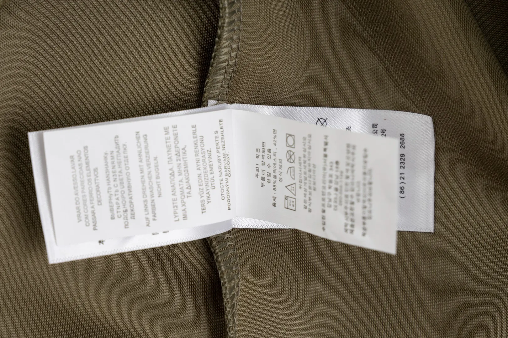 P236 #R95 Ralph Lauren/Ralph Lauren Twelve Color Pony🐎 Embroidered zipper cardigan jacket hooded sweatshirt This hooded sweatshirt is decorated with a simple style that represents Ralph Lauren. It is paired with a pony embroidery pattern, which is three-dimensional and full! The solid color fabric paired with exquisite embroidery instantly sets it off! Hooded sports design, loose and casual fit! The overall texture is very strong! Through the pictures, we can feel the thickness and texture of custom-woven and dyed threads. The workmanship is exquisite. They are shipped from major foreign trade factories. They are all made by masters with many years of experience. Everything is of high standards and requirements! Simple and versatile style ~ super delicate and soft, close to the body without being tied, all fabrics and accessories are original custom-made and of high quality! Perfectly reflects the brand’s sense of superiority! Standard cut, comfortable stretch, unrestricted movement! Highly practical, high-end and classy! Versatile style ~ can be paired with jeans or jogging pants. Ideal for transitioning from your morning commute to weekend events!  Color: Black with red label Black with white label Khaki Navy blue with red label Navy blue with white label White Light gray Dark gray Burgundy Army green Light blue Pink Size: S M L